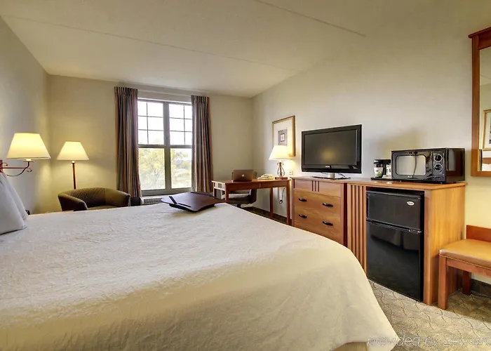 Hampton & Chicago/aurora Hotel 3*